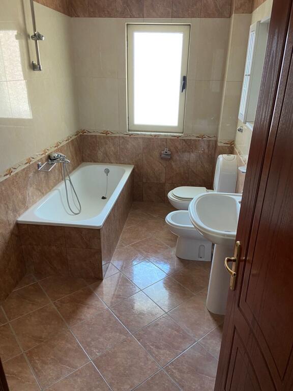LOCALE COMMERCIALE IN AFFITTO 250 M2 KODRA E DIELLIT 1.000 EURO