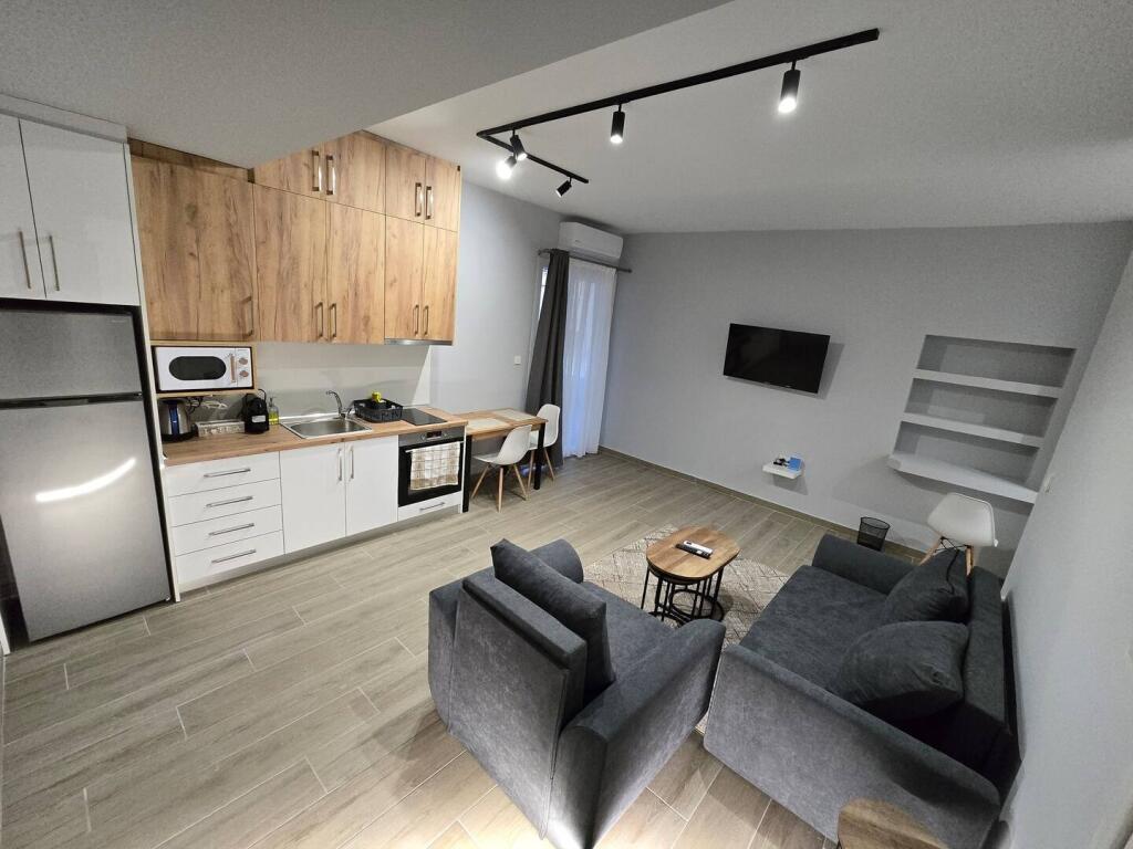 Apartament Me Qera 2+1+2 Tek Komuna e Parisit (ID B2201421) Tirane