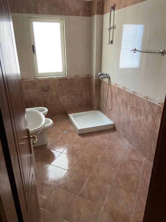 LOCALE COMMERCIALE IN AFFITTO 250 M2 KODRA E DIELLIT 1.000 EURO