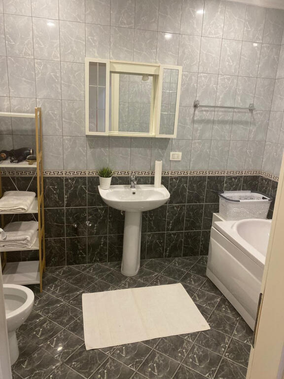 Apartament Me Qera 2+1+2 Tek Komuna e Parisit (ID B2201420) Tirane