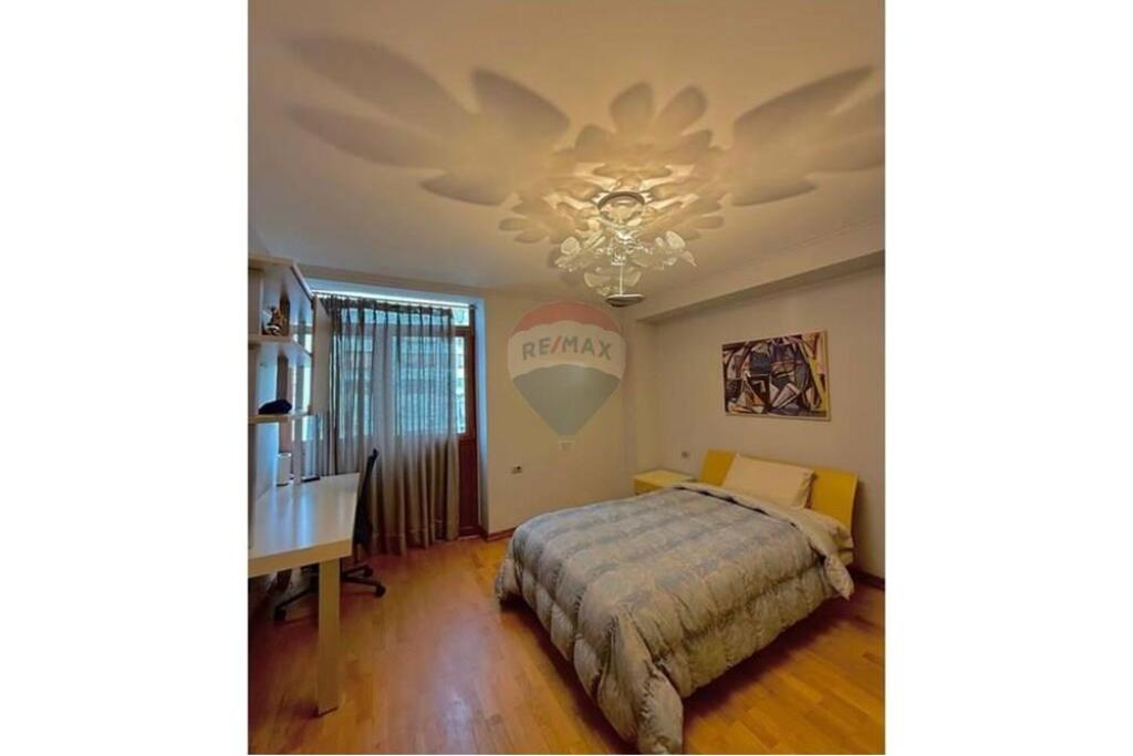 Shitet Super Apartament 3+1+2 Bulevardi Zogu 1