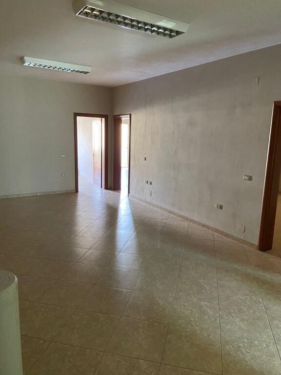 LOCALE COMMERCIALE IN AFFITTO 250 M2 KODRA E DIELLIT 1.000 EURO