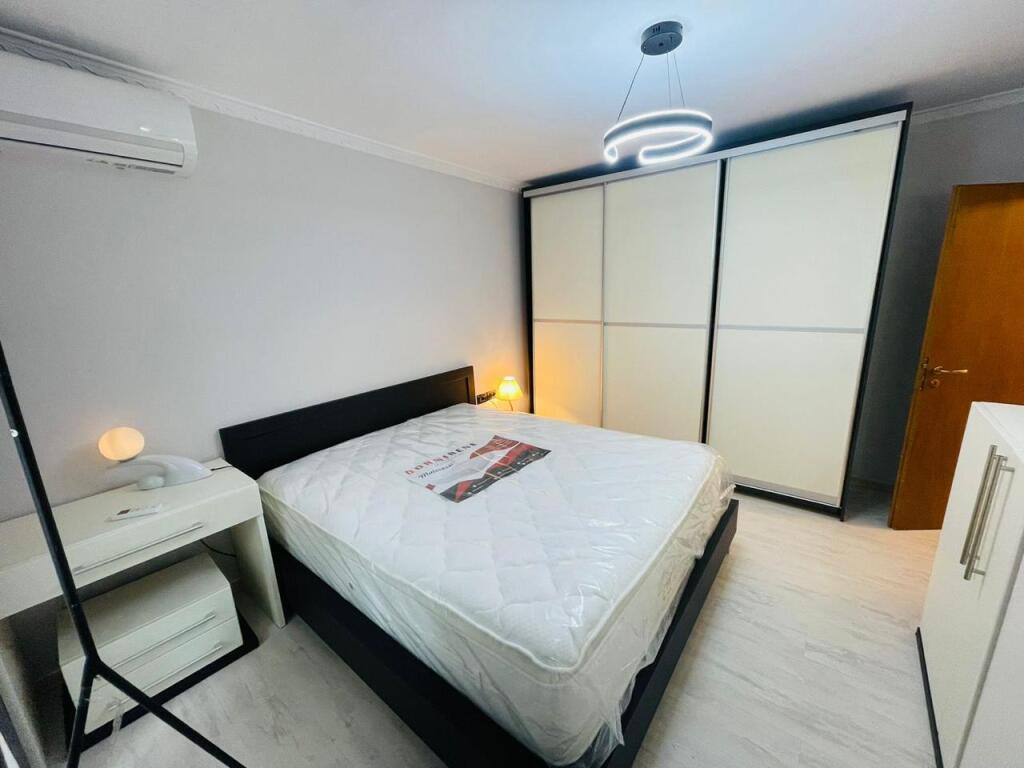 Jepet me QIRA apartament 2+1+Parkim tek Garda, Liqeni