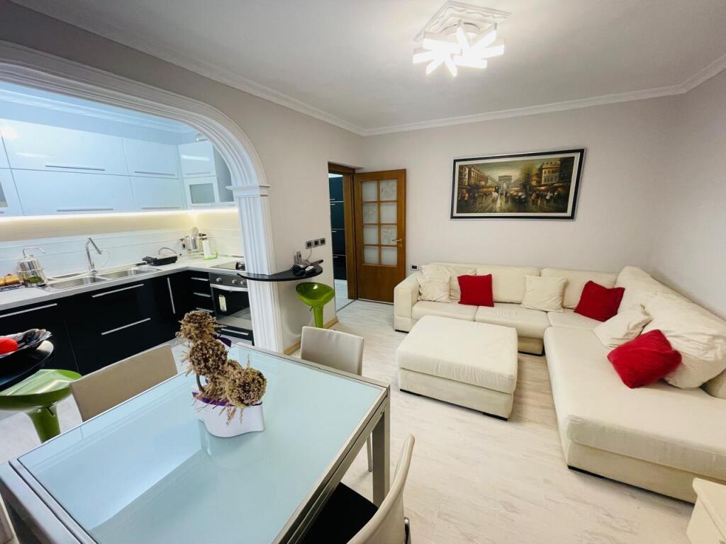 Jepet me QIRA apartament 2+1+Parkim tek Garda, Liqeni
