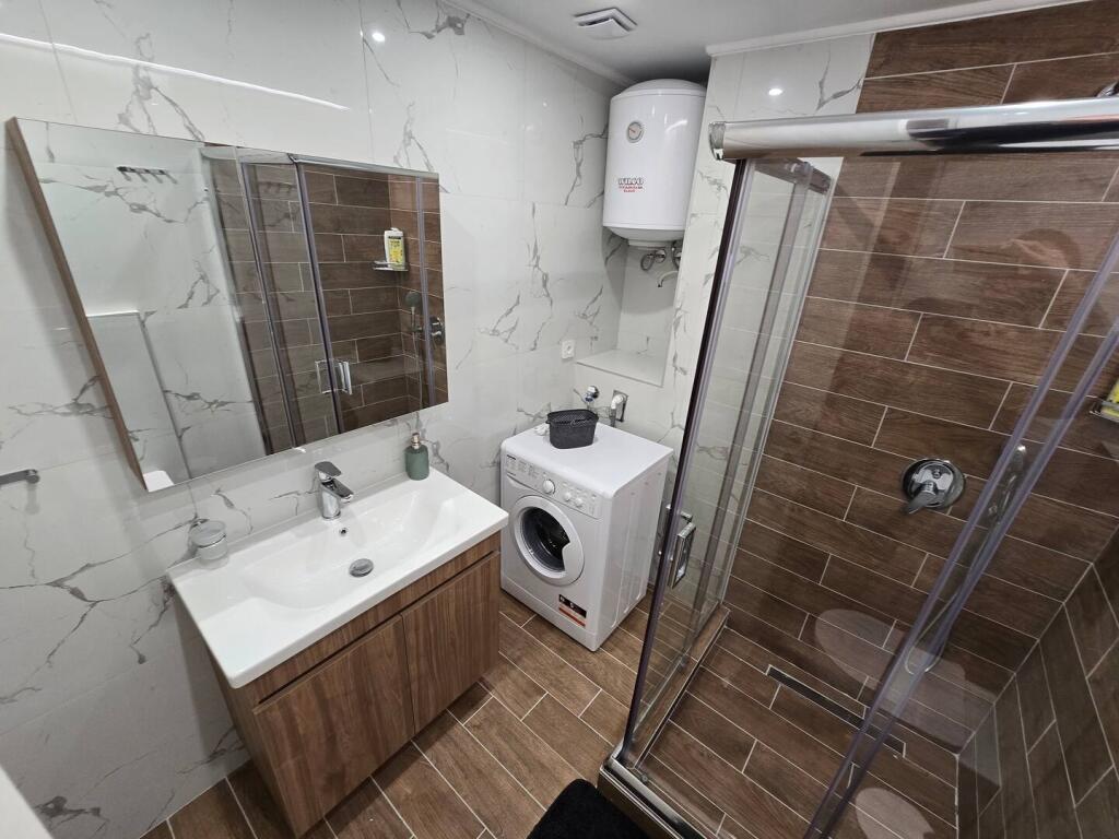 Apartament Me Qera 2+1+2 Tek Komuna e Parisit (ID B2201421) Tirane