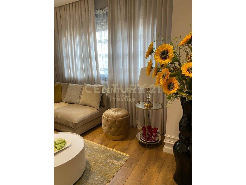 🏡 Jepet me Qira Apartament Modern 2+1+2 – Rruga e Barrikadave