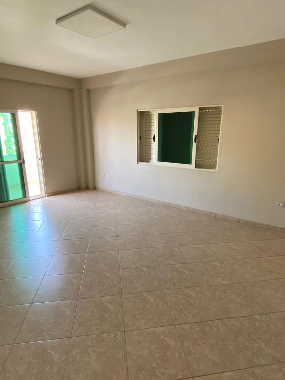 LOCALE COMMERCIALE IN AFFITTO 250 M2 KODRA E DIELLIT 1.000 EURO