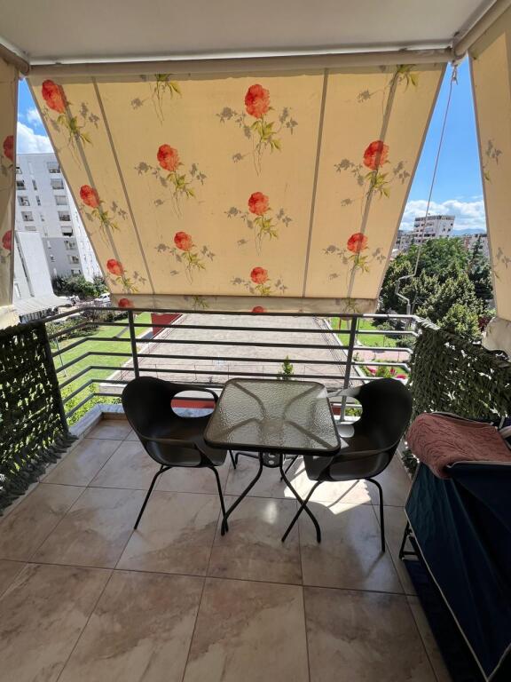 2+1,arredato il 21 dicembre prezzo 800 euro,offerto anche parcheggio