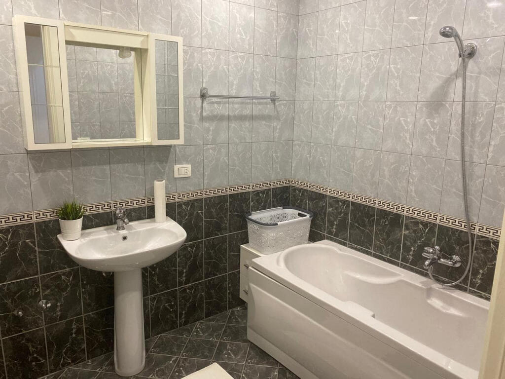 Apartament Me Qera 2+1+2 Tek Komuna e Parisit (ID B2201420) Tirane