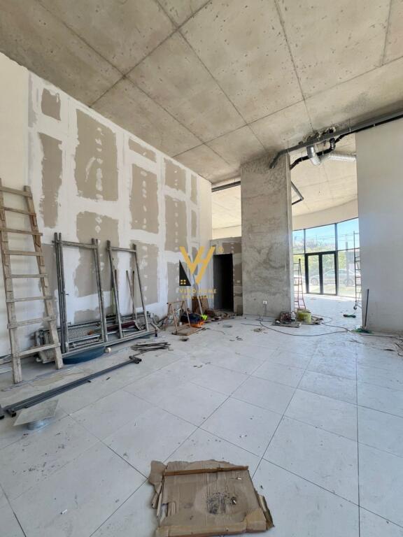 SHOP FOR SALE 175 M2 IN THE PARIS COMMUNE 875,000 EURO