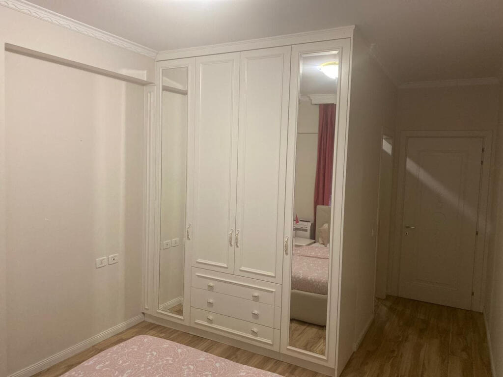 Apartament Me Qera 2+1+2 Tek Komuna e Parisit (ID B2201420) Tirane