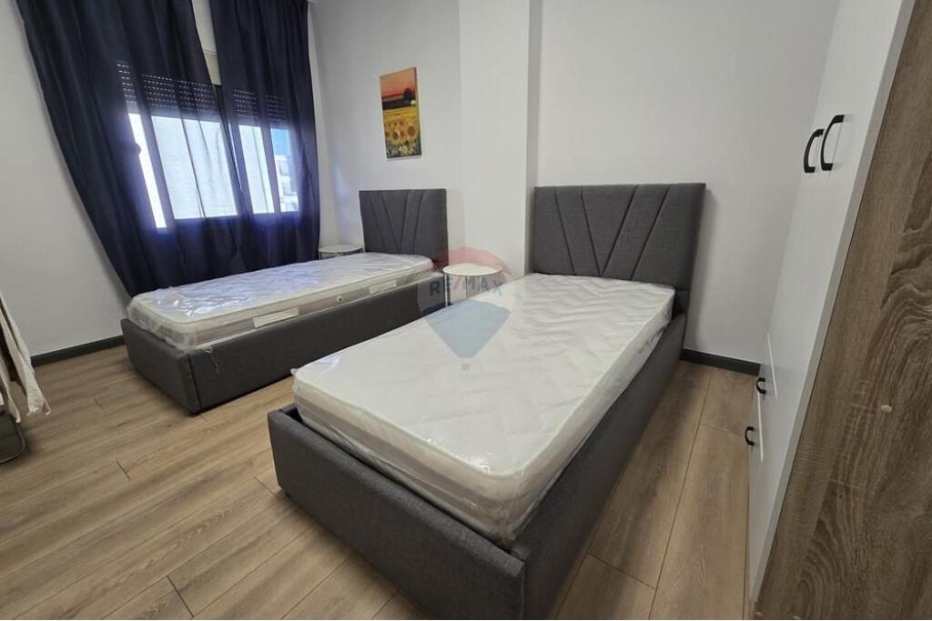 Shitet Apartament 2+1 Komuna e Parisit