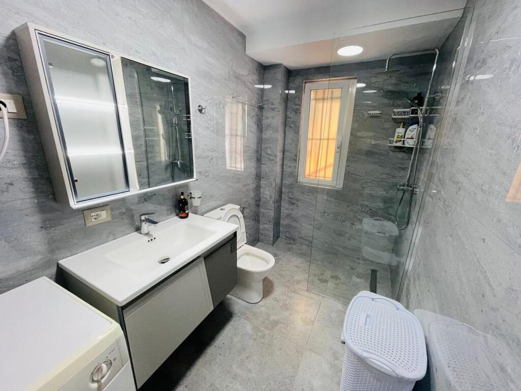 Jepet me QIRA apartament 2+1+Parkim tek Garda, Liqeni