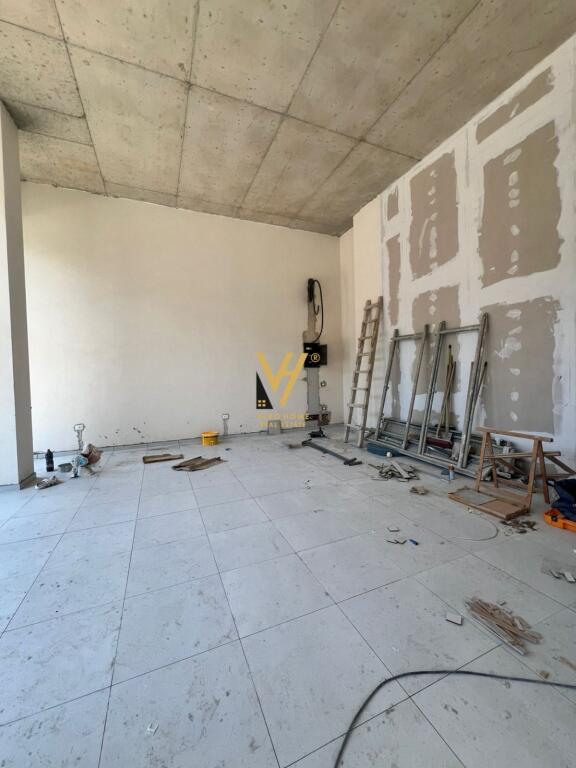 SHOP FOR SALE 175 M2 IN THE PARIS COMMUNE 875,000 EURO