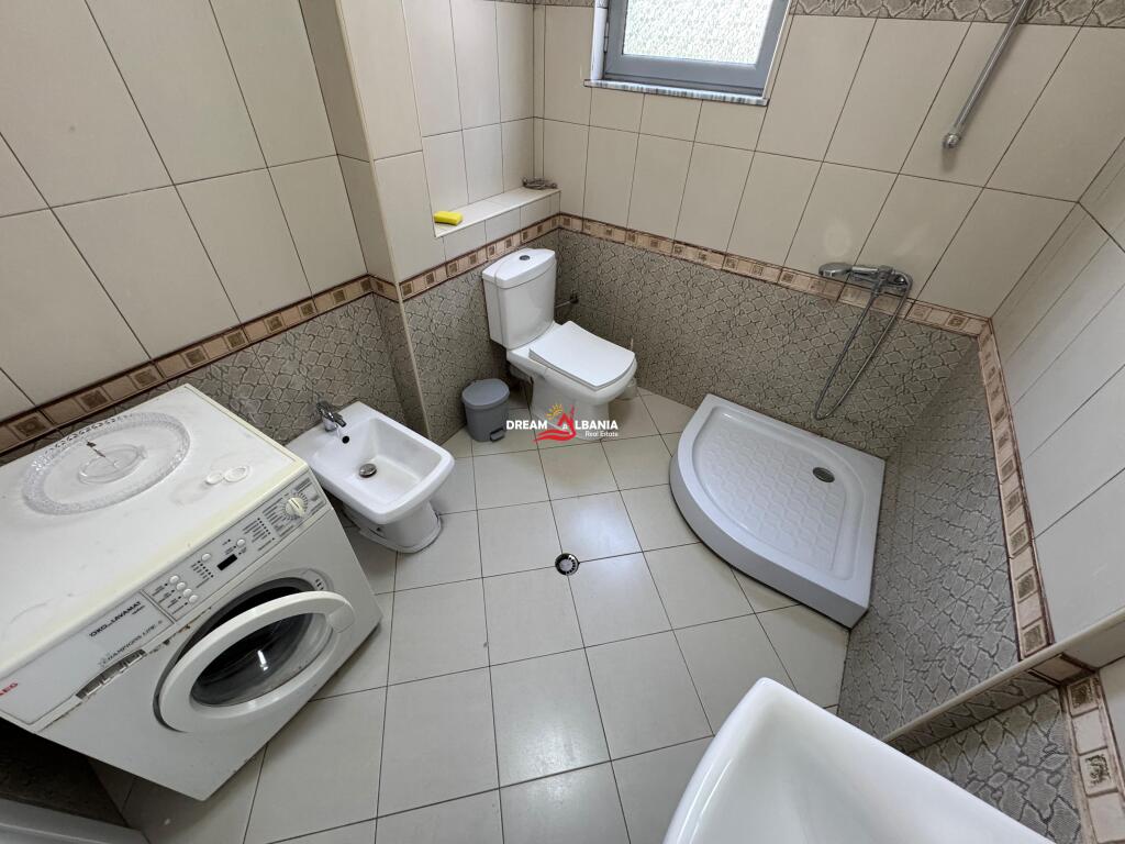Jepet apartament me qera 2+1 afer Shkolles Rreze Drite Sauk Tirane ID (42115336)
