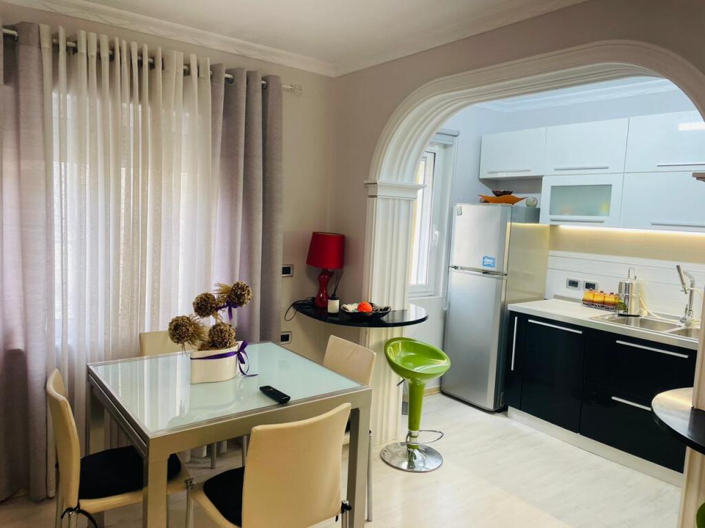 Jepet me QIRA apartament 2+1+Parkim tek Garda, Liqeni