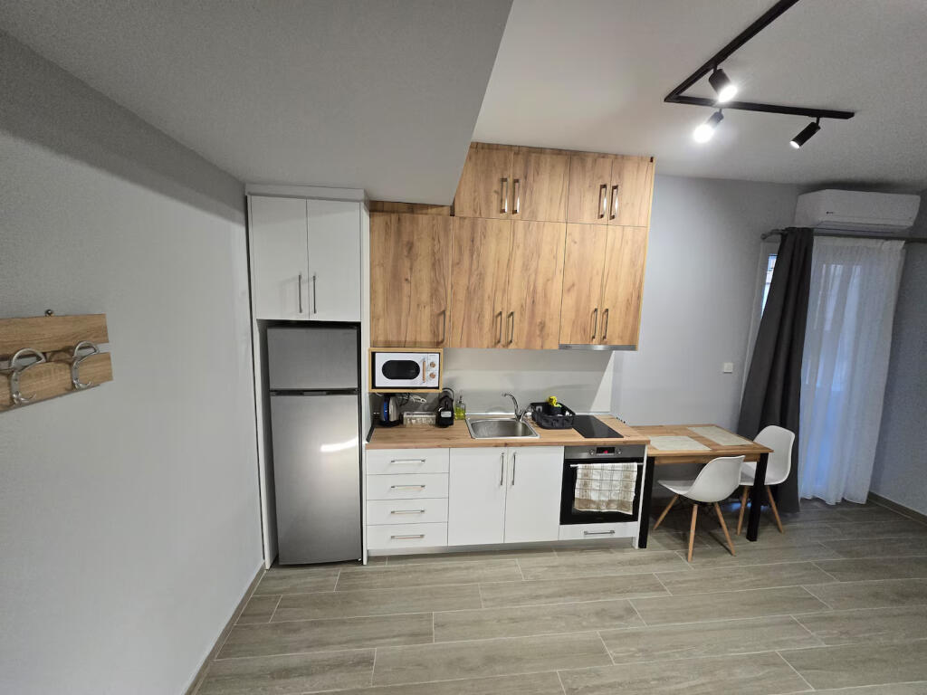 Apartament Me Qera 2+1+2 Tek Komuna e Parisit (ID B2201421) Tirane