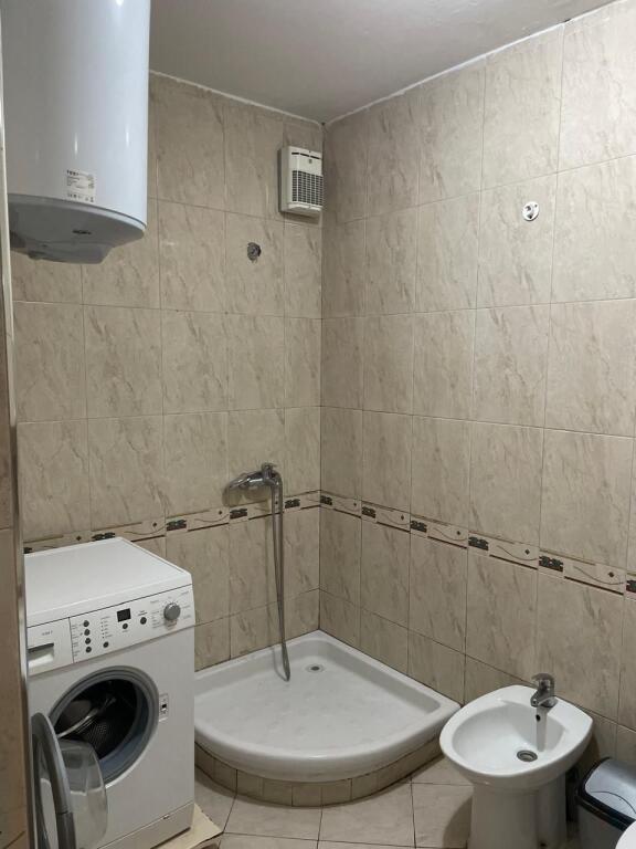 Jepet me qera apartament 1+1 ne Qender