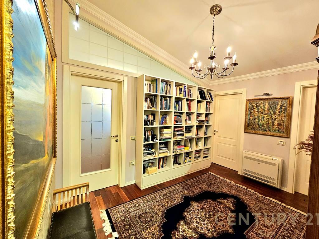 ✨ LUXURY PENTHOUSE FOR SALE – WITH PANORAMIC VIEWS OF TIRANA CITY &amp; THE ARTIFICIAL LAKE