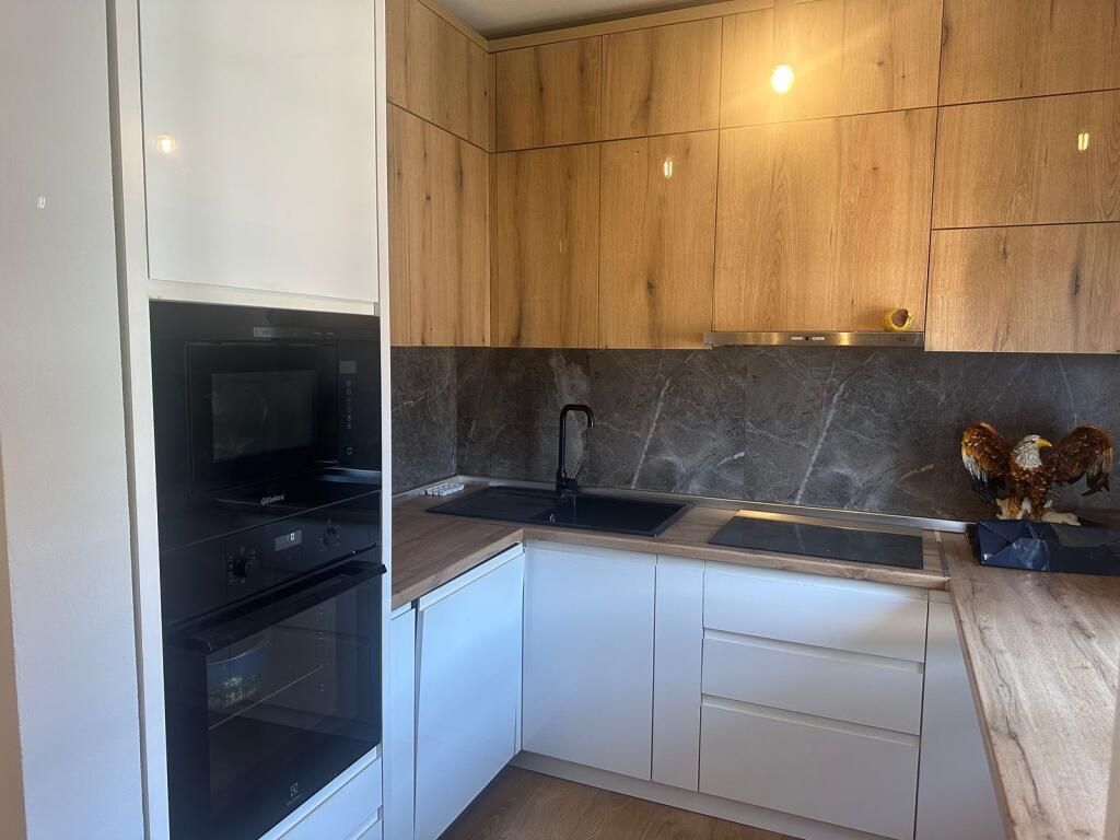 In Affitto – Appartamento 3+1 nel Centro, Tirana
