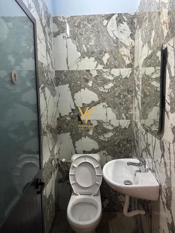 JEPET ZYRE 100 M2 ME QIRA TE KOMUNA PARISIT 90.000 LEKE