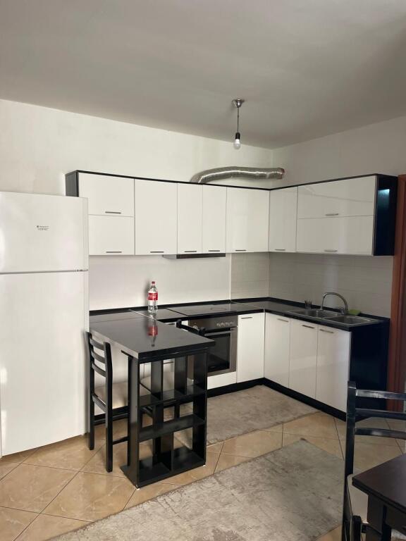 Jepet me qera apartament 1+1 ne Qender