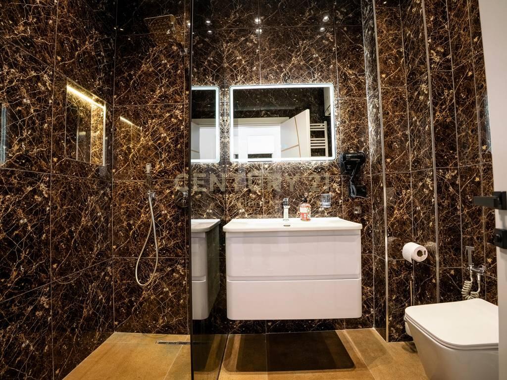 🌊 Sea-View Fully Renovated Apartment for Sale – 27-Story Building, Durrës 🏢✨