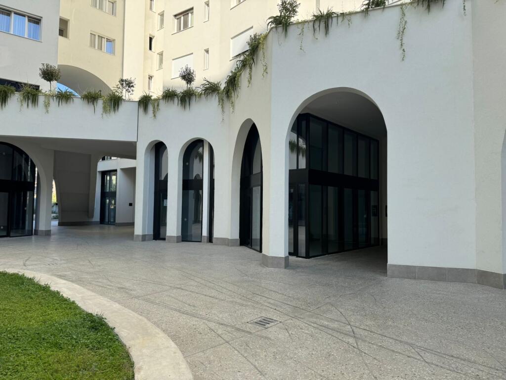 FOR RENT, COMMERCIAL SPACE, RIVER RESIDENCE!