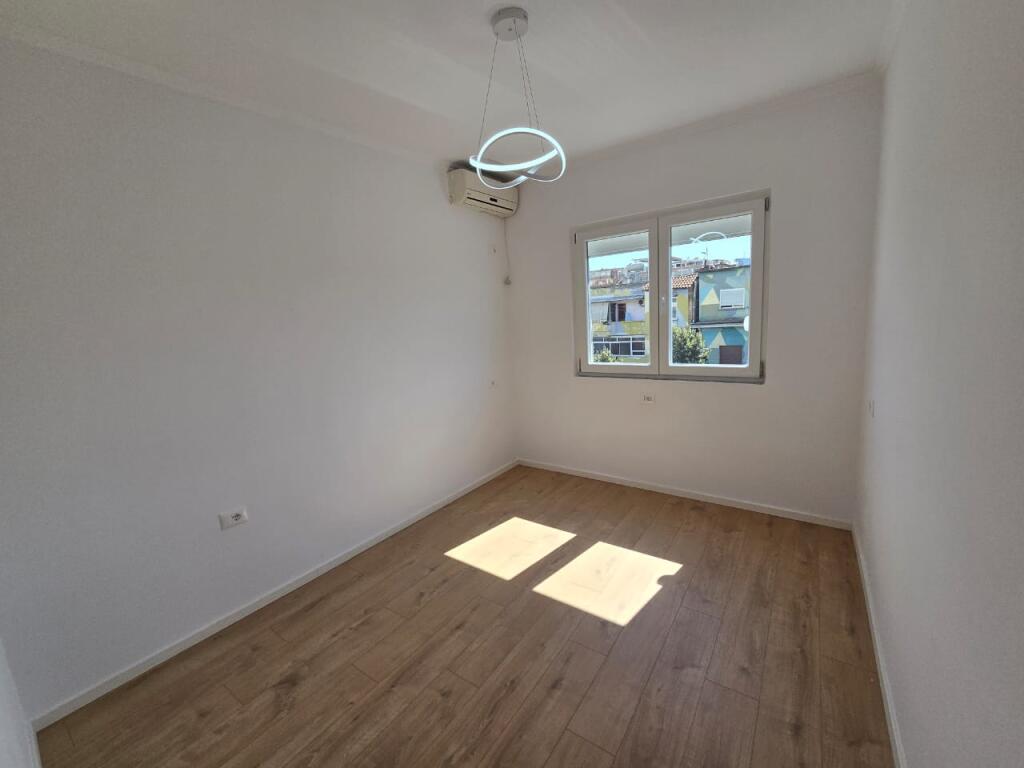 Apartment 2+1 for sale on Bardhyl Street on the main road near the Hospitals