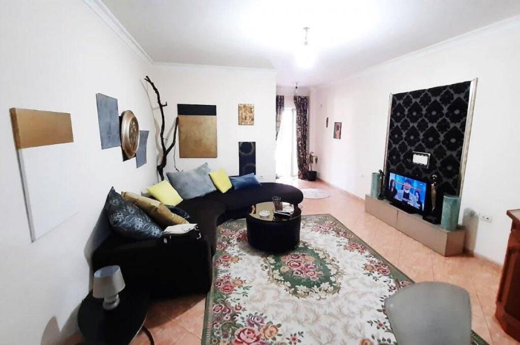 APARTAMENT ME QERA 2+1 ZOGU I ZI 700 EURO