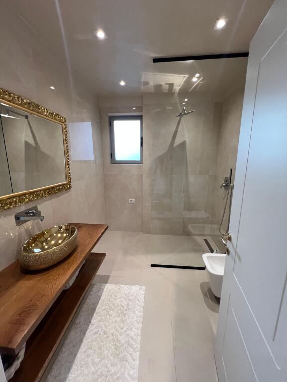 Shitet apartament 2+1+2 me Hipoteke tek Rruga Peti, Liqenini Thate