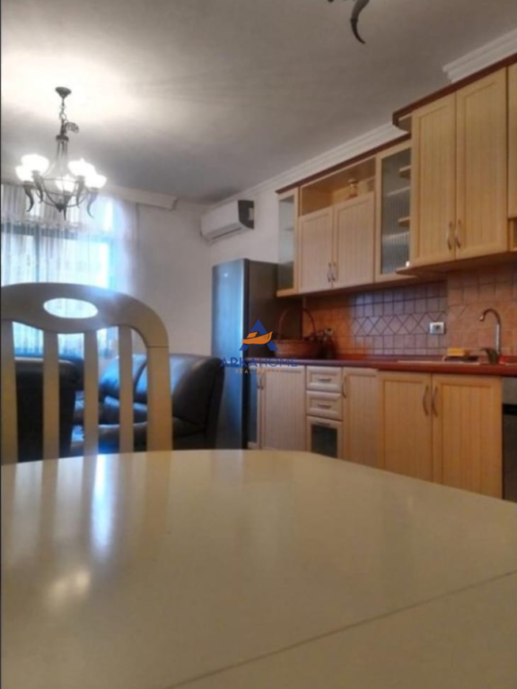 JEPET APARTAMENT ME QERA 2+1+BALLKONE "QENDER, RRUGA SULEJMAN PASHA" 750 EURO.