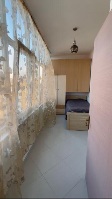 Jepet apartament 1+1 i pershtatur ne 2+1 tek rr Siri Kodra , prane Selvise