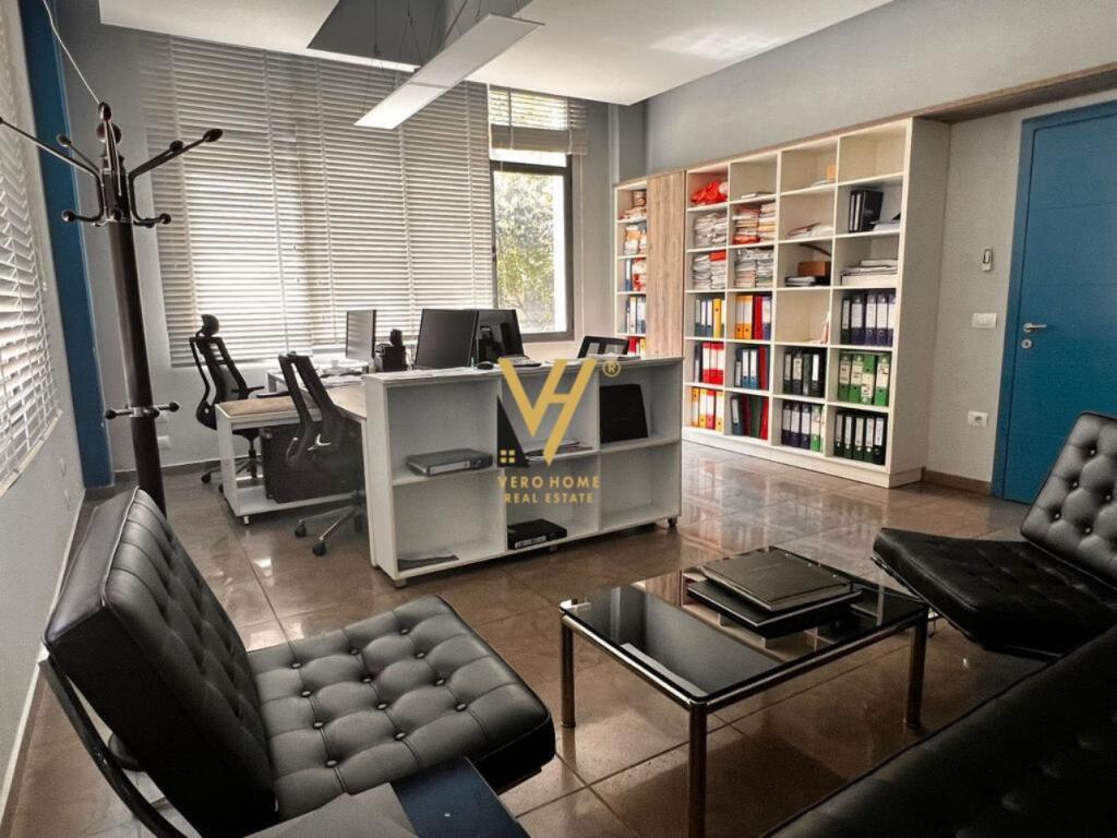 JEPET ZYRE 100 M2 ME QIRA TE KOMUNA PARISIT 90.000 LEKE