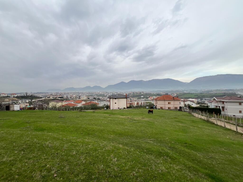 Toke per shitje ne Mjull Bathore / Tirane