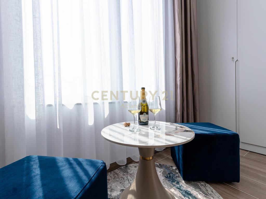 🌊 Sea-View Fully Renovated Apartment for Sale – 27-Story Building, Durrës 🏢✨