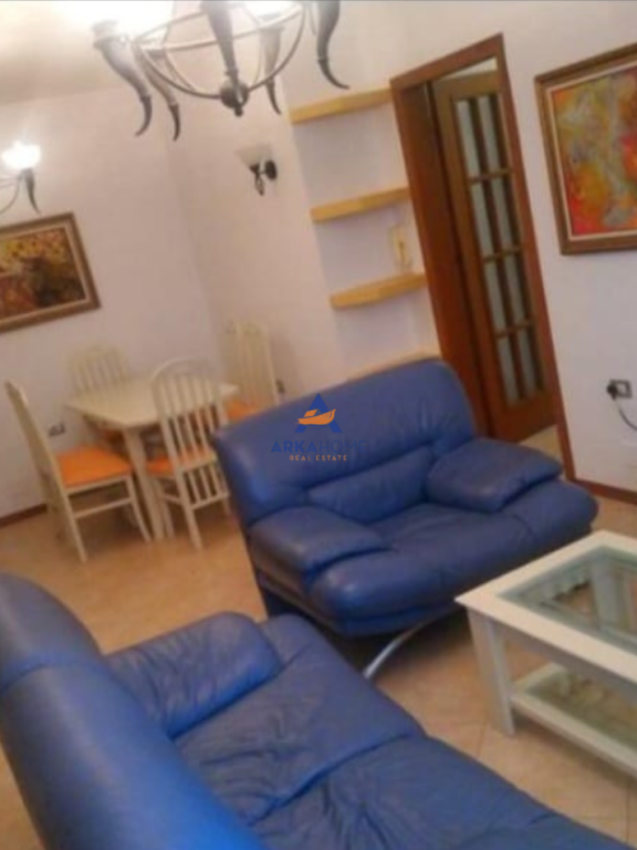 JEPET APARTAMENT ME QERA 2+1+BALLKONE "QENDER, RRUGA SULEJMAN PASHA" 750 EURO.