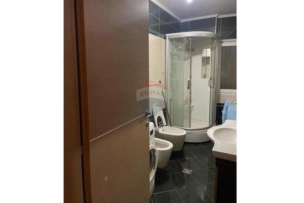 APARTMENT 3+1+2+2 GARAGES FOR SALE IN KOMUNA!