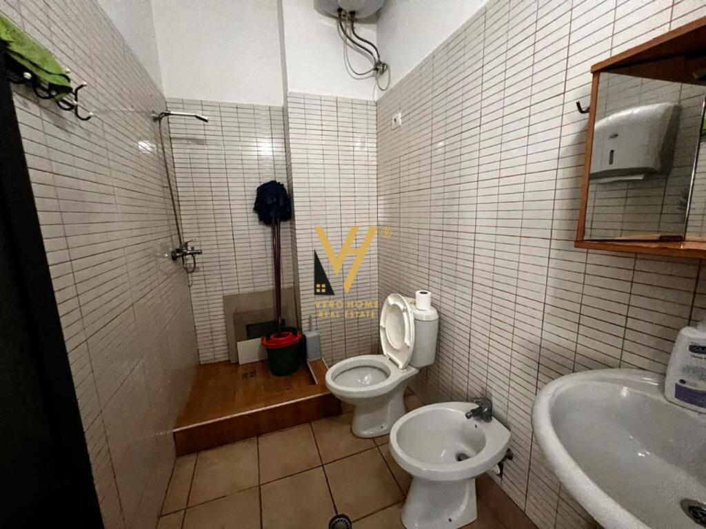 JEPET ZYRE 100 M2 ME QIRA TE KOMUNA PARISIT 90.000 LEKE