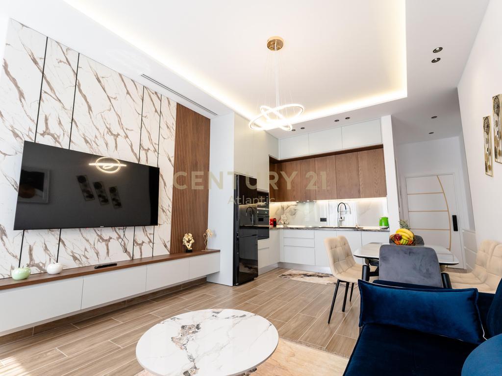 🌊 Sea-View Fully Renovated Apartment for Sale – 27-Story Building, Durrës 🏢✨