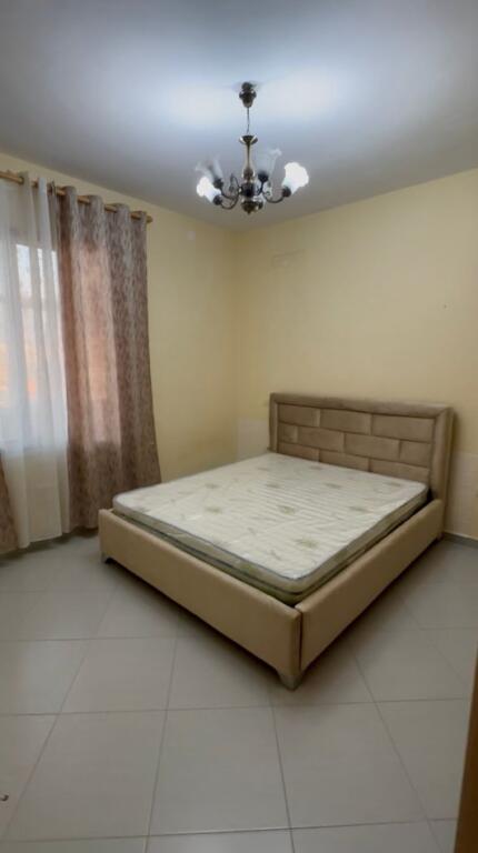 Jepet apartament 1+1 i pershtatur ne 2+1 tek rr Siri Kodra , prane Selvise