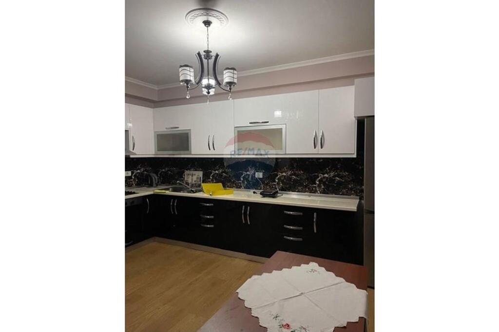APARTMENT 3+1+2+2 GARAGES FOR SALE IN KOMUNA!