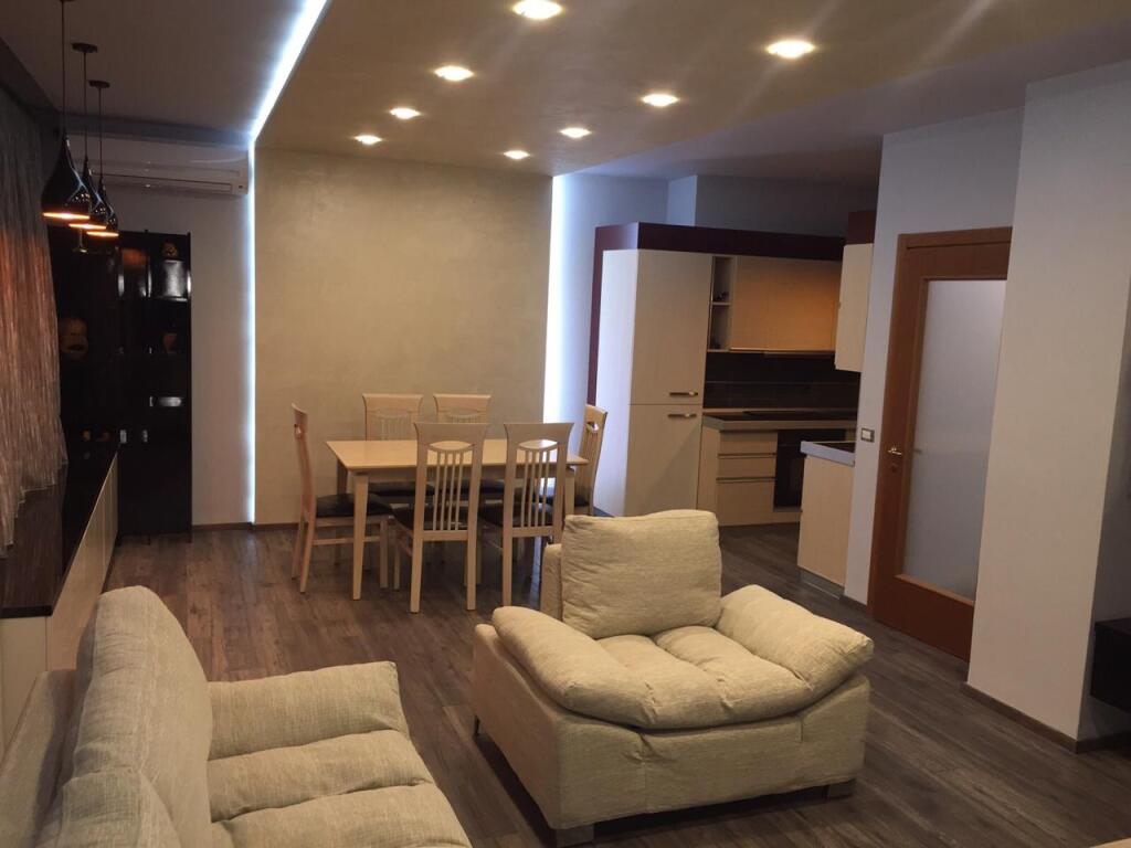 JEPET ME QERA APARTAMENT 2+1 1000 EURO RRUGA E ELBASANIT