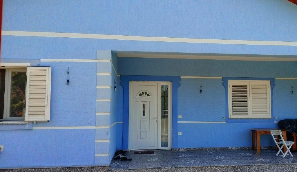VENDESI UNA CASA A KAMEZ