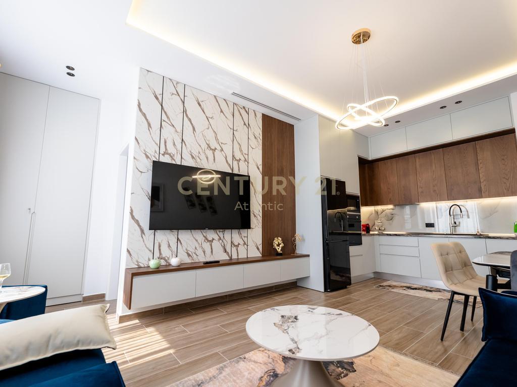 🌊 Sea-View Fully Renovated Apartment for Sale – 27-Story Building, Durrës 🏢✨