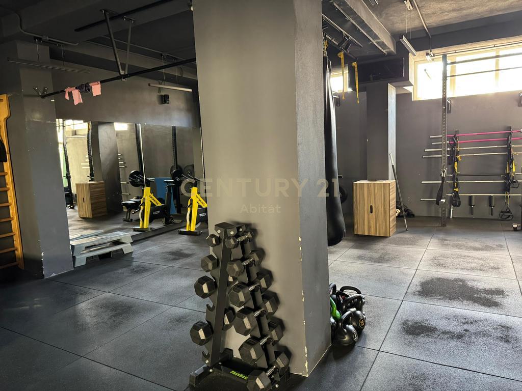 🏢 Commercial Space for Sale – Dry Lake Area (Liqeni i Thatë)