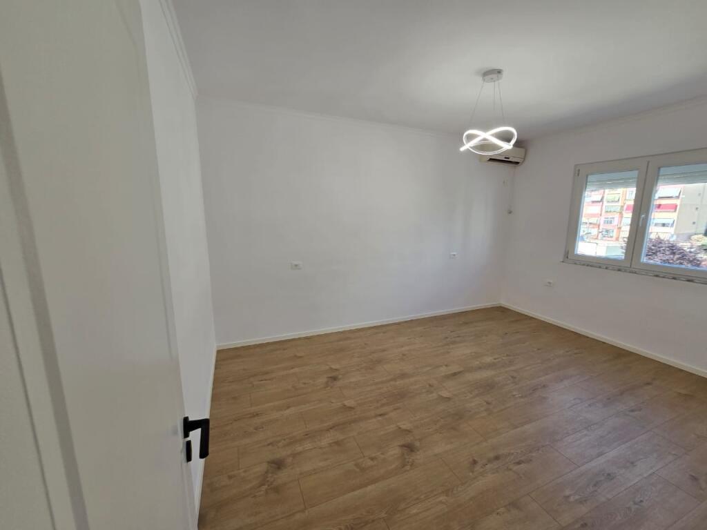 Shitet apartament 2+1 te Rr Bardhyl