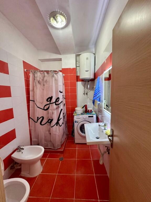 Jepet apartament 1+1 i pershtatur ne 2+1 tek rr Siri Kodra , prane Selvise