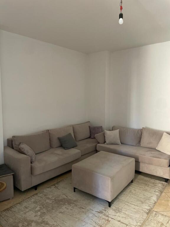 Jepet me qera apartament 1+1 ne Qender