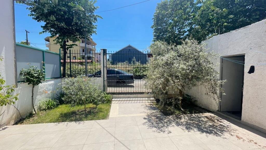 Apartment 1+1 for rent, Azem Galica St., near the train tracks, behind the Fiori di Bosco complex.